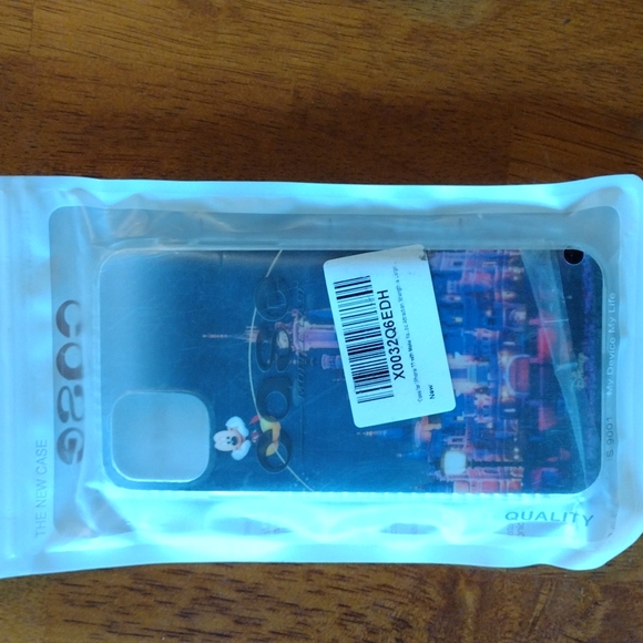 iPhone 11 Walt Disney magsafe phone case - Picture 3 of 3
